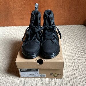 BRAND NEW, NEVER WORN. Size 7 Womens Dr. Martens Combs Boot - Black